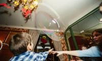 Дети обожают мыльные пузыри